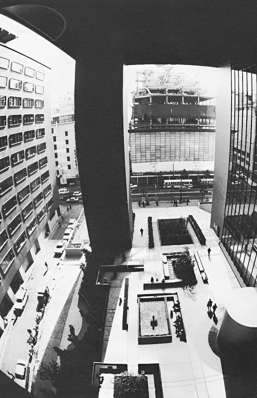 (5) Head Office for the Fukuoka Bank, Fukuoka, 1975, has a semi-public space, engawa, covered but not shut off to the community. Kurokawa distinguishes this from the otherwise similar Ford Foundation Building in New York which encloses the same kind of space.