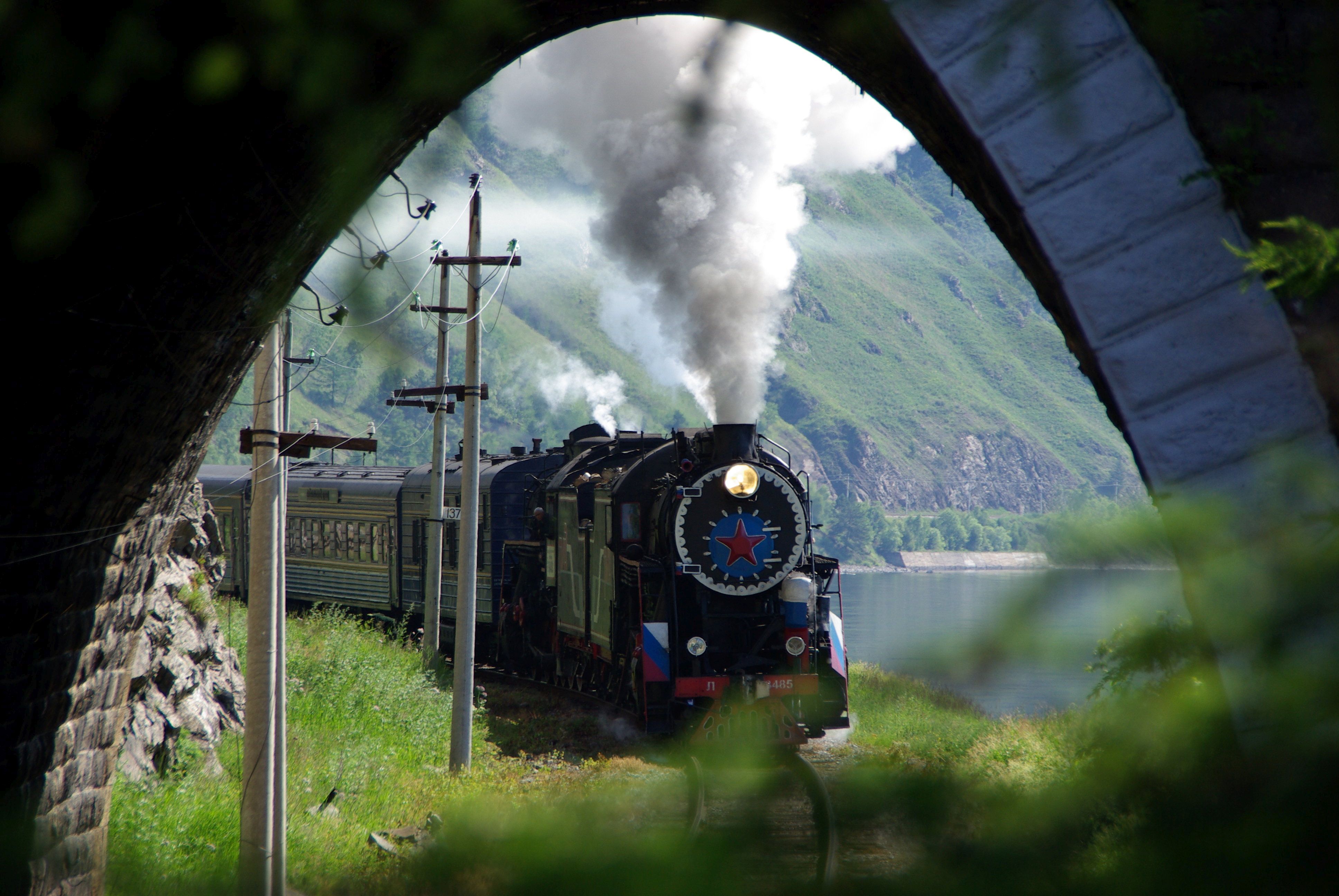 Л-3485 с туристическим поездом на Кругобайкальской железной дороге, туннель 34, о.п. 137 км. Фото: Artem Svetlov. ¢ CC BY 2.0 DEED