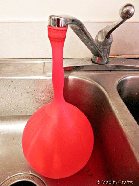 мастер-класс, Включите воду и подождите пока давление воды образует шар нужного размера.