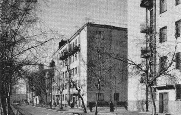 Дангауэровка. Вверху — улица Пруд-ключик. Внизу — жилой двор. Застройка 1930—1931 гг.