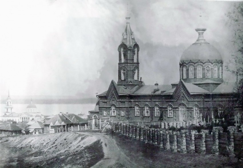 Рисунок 3. Спасо-Преображенская церковь (справа) в ансамбле с Благовещенским собором (слева) (фото начала XX в.)
