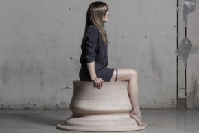 Скульптурные сиденья Марии Пуйпайте, повторяющие контуры её ног