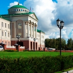 Газон возле здания администрации Президента УР (2011). Газон возле здания администрации Президента УР (2011).