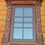 Деревянный дом из цельного бруса, выдержанный в стилистике русского терема с использованием резных декоративных элементов (наличники, окантовка крыши, розетки и др.) Деревянный дом из цельного бруса, выдержанный в стилистике русского терема с использованием резных декоративных элементов (наличники, окантовка крыши, розетки и др.)