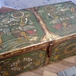 Сундук с росписью в стиле лубок с изображением птицы Сирин